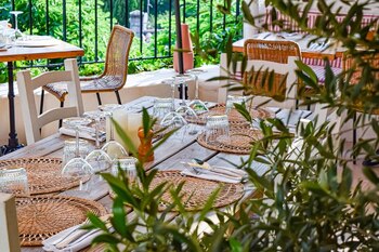 Terraza del restaurante Picotte, en Cotignac, Francia (Instagram / @picotteprovence)