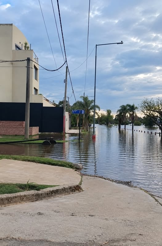 Varias calles de Colón registraron inundaciones por la crecida del río Uruguay (Facebook: Agenda Entrerriana)