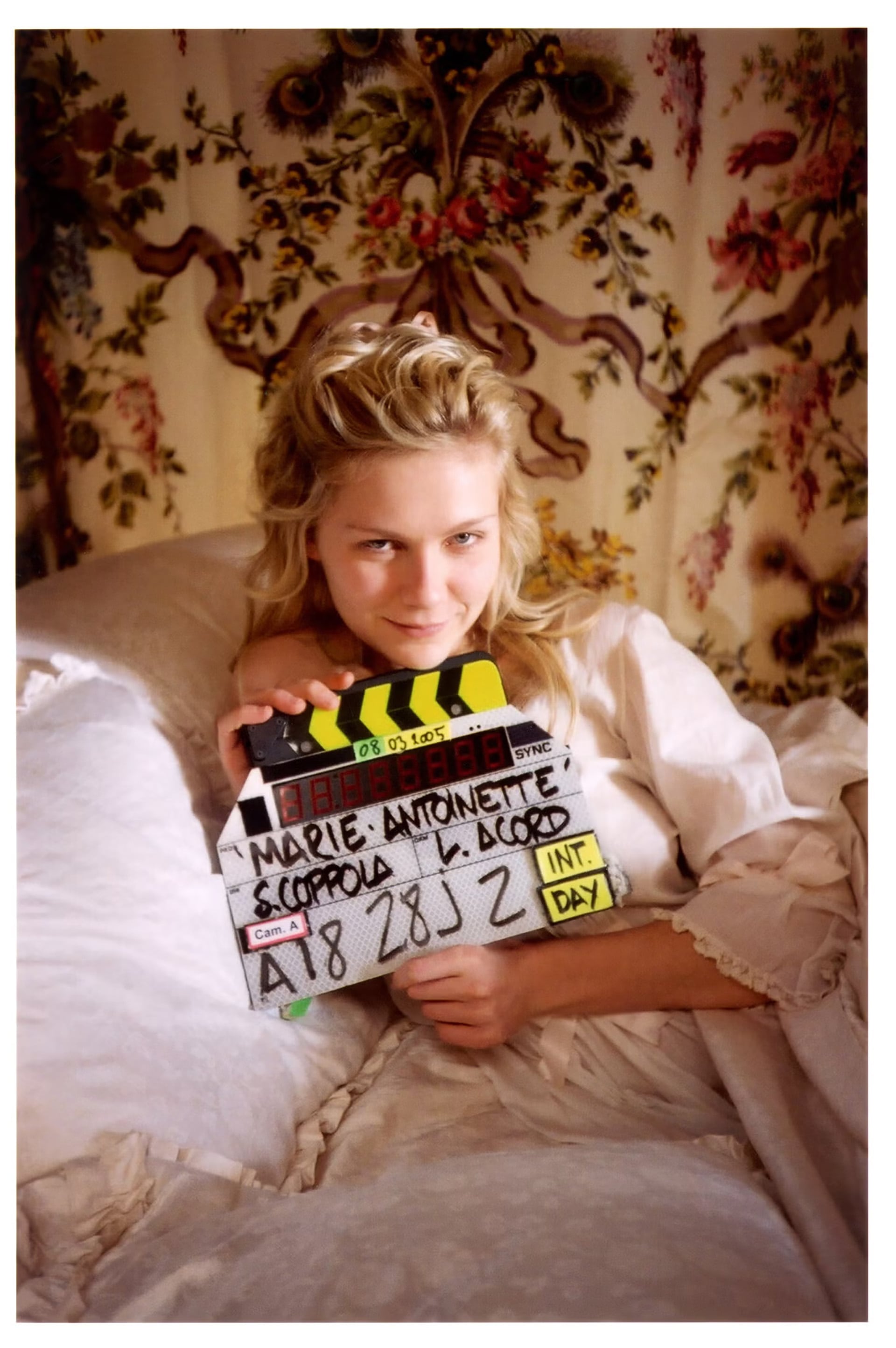 Kirsten Dunst mira a la cámara mientras sostiene una claqueta de
