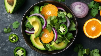 Ensalada de aguacate, mandarina, cebolla