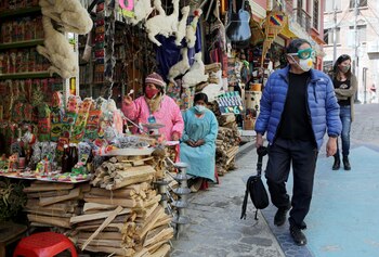 Personas con mascarillas en La