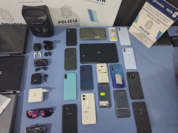 Celulares y auriculares hallados en