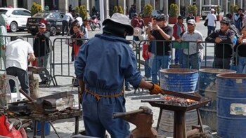 Artesanos arequipeños demuestran su destreza