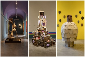 Tres obras artísticas: una estructura de cerámica en un pasillo, una torre de cajas de madera y una escultura ante una pared amarilla.