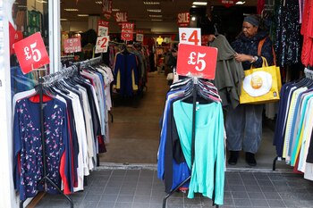 Una persona en una tienda,