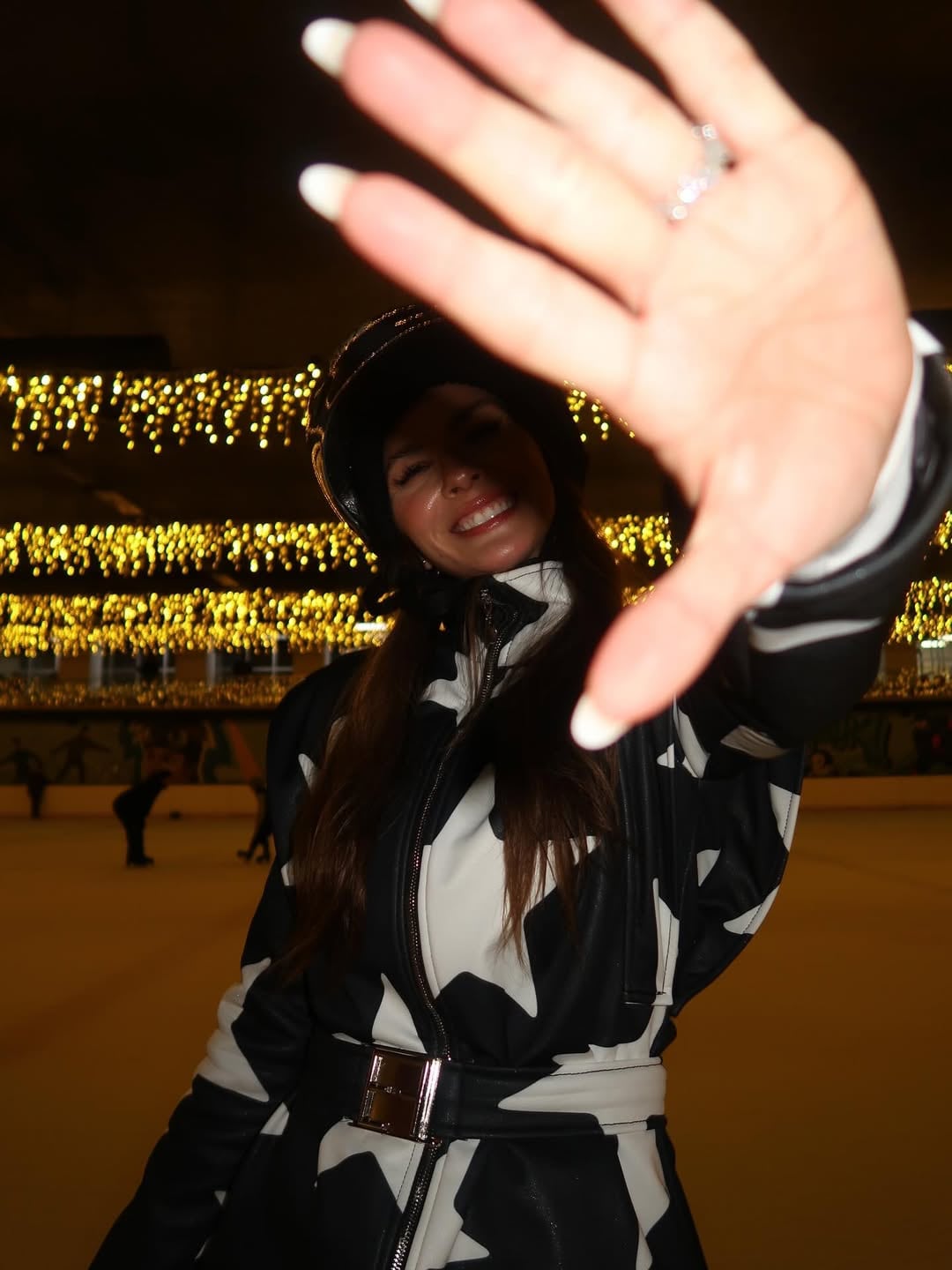 El look de la China Suárez en Estambul destacó por un conjunto negro con estrellas blancas y casco, ideal para el patinaje sobre hielo
