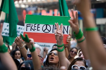 Manifestantes iraníes exigen la liberación de su país