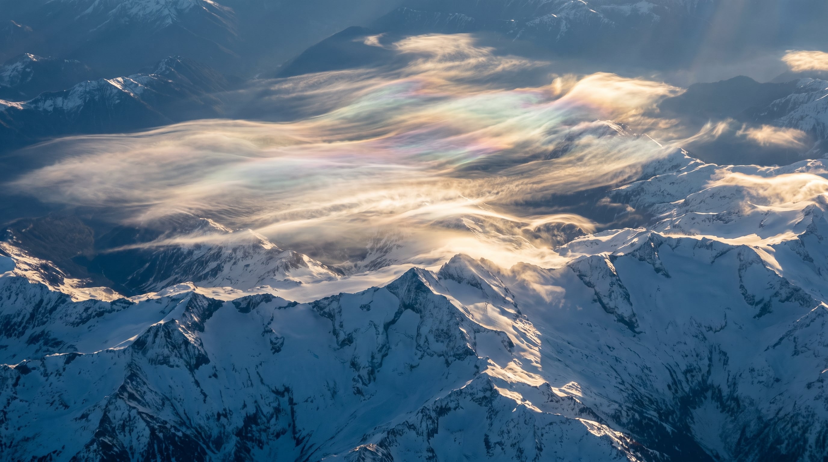 Las cimas de las nubes de hielo sobre las montañas ascienden y se enfrían con una rapidez hasta cuatro veces mayor que en las tierras bajas (Imagen Ilustrativa Infobae)