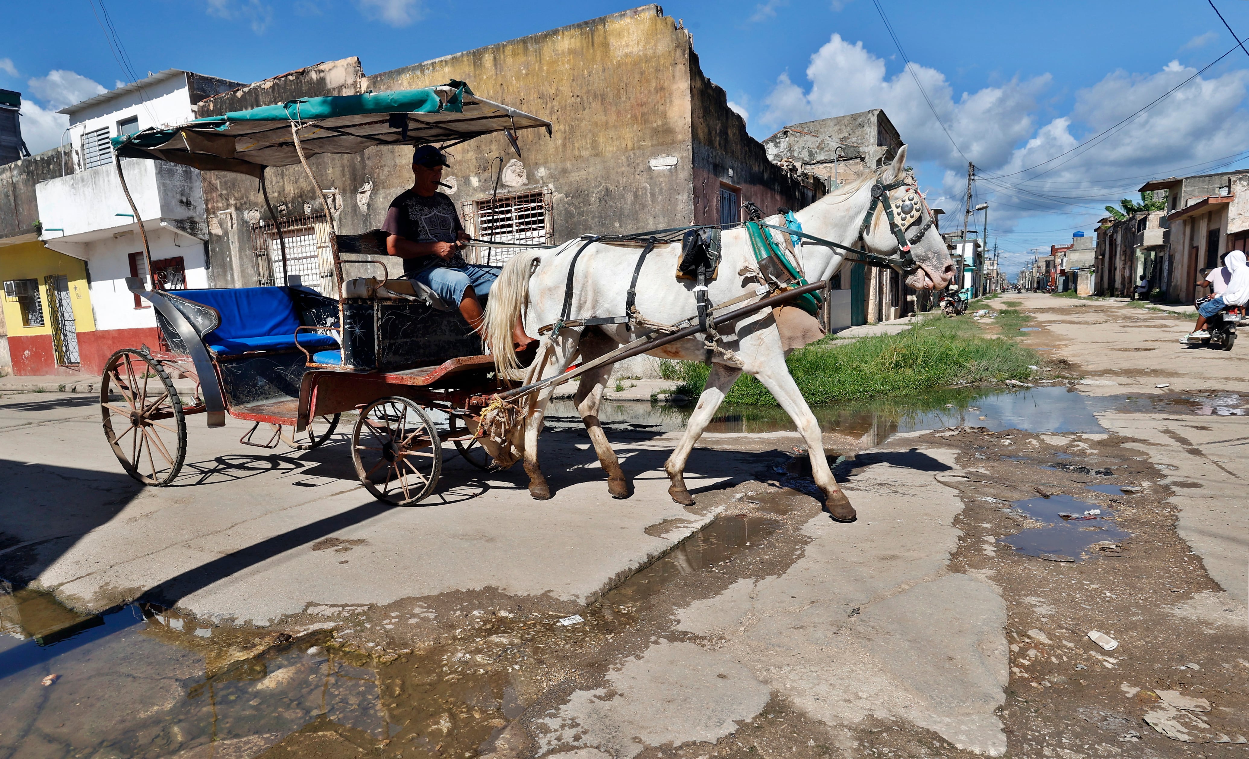 Un hombre conduce una carreta en el poblado de Perico (EFE/Ernesto Mastrascusa)