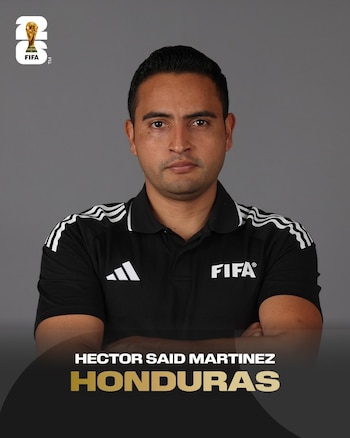 Said Martínez liderará al equipo arbitral 100% hondureño este martes 23 de junio en el trascendental partido entre ingleses y africanos (Cortesía @ArbitroInteBlog).