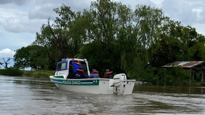 Policía de Chaco ayuda en la evacuación de vecinos