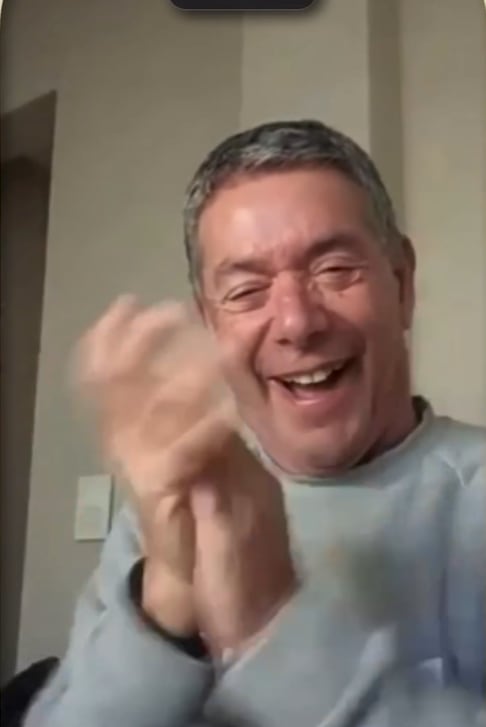 El padre de Sofi Martínez celebra sonriente y con las manos agitadas la recepción de entradas para los dieciseisavos del Mundial 2026.