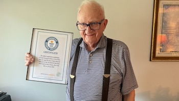 Un hombre de 95 años se convirtió en el competidor de cubo Rubik más longevo del mundo en Nueva York