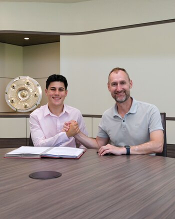 Felipe Chávez firmó un contrato