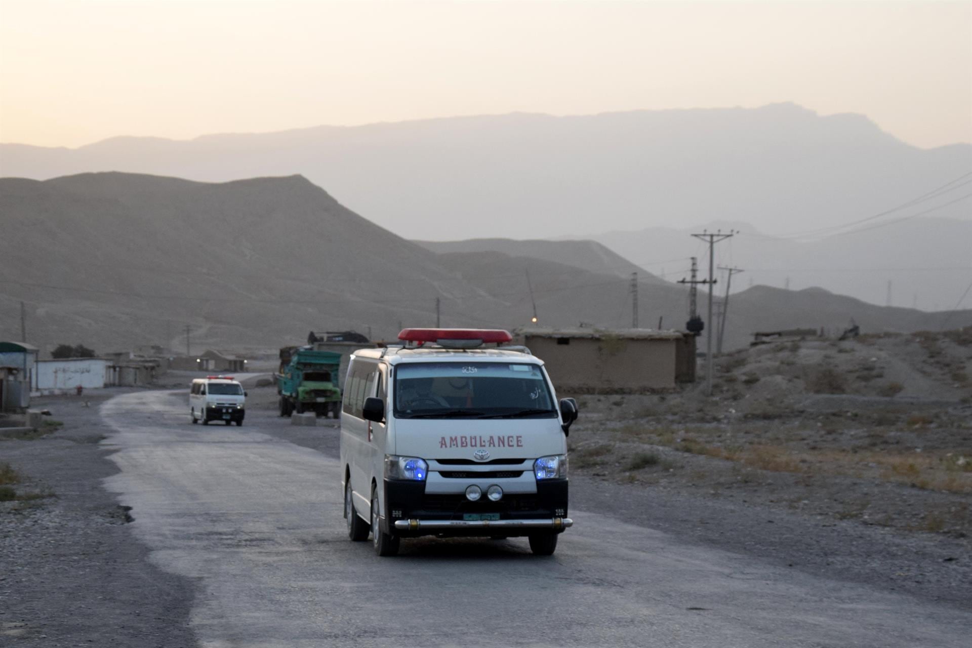 Mueren diez personas y más de 30 resultan heridas tras volcar un autobús en el este de Pakistán
