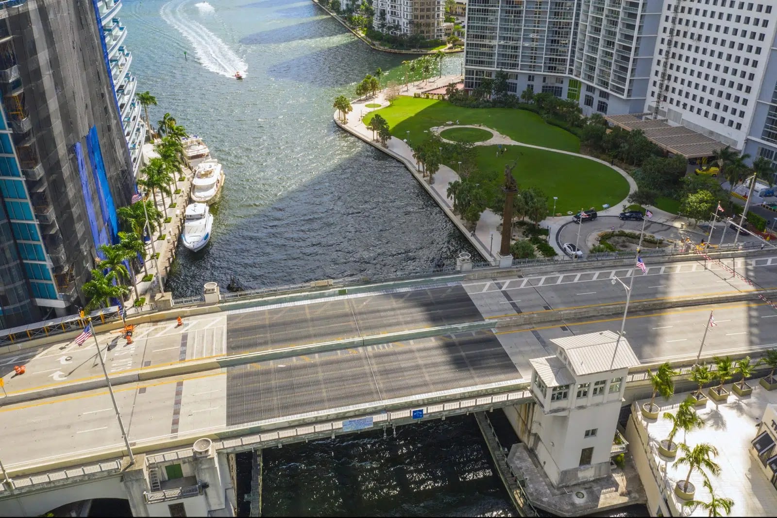 Las regulaciones federales obligan a abrir la Brickell Avenue Bridge en Miami para embarcaciones exentas y casos de emergencia, incluso en hora pico (GPI)