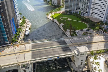 Las regulaciones federales obligan a abrir la Brickell Avenue Bridge en Miami para embarcaciones exentas y casos de emergencia, incluso en hora pico (GPI)