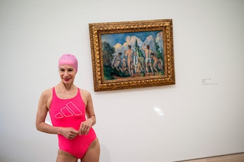 Visitantes vestidos con ropa de baño se integraron a las obras de Paul Cézanne, convirtiéndose en una experiencia única
