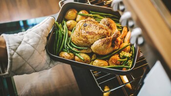 Hornear los alimentos en vez