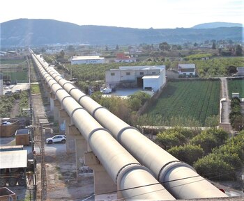Tubos del canal del trasvase en el sifón de Orihuela. (Europa Press)