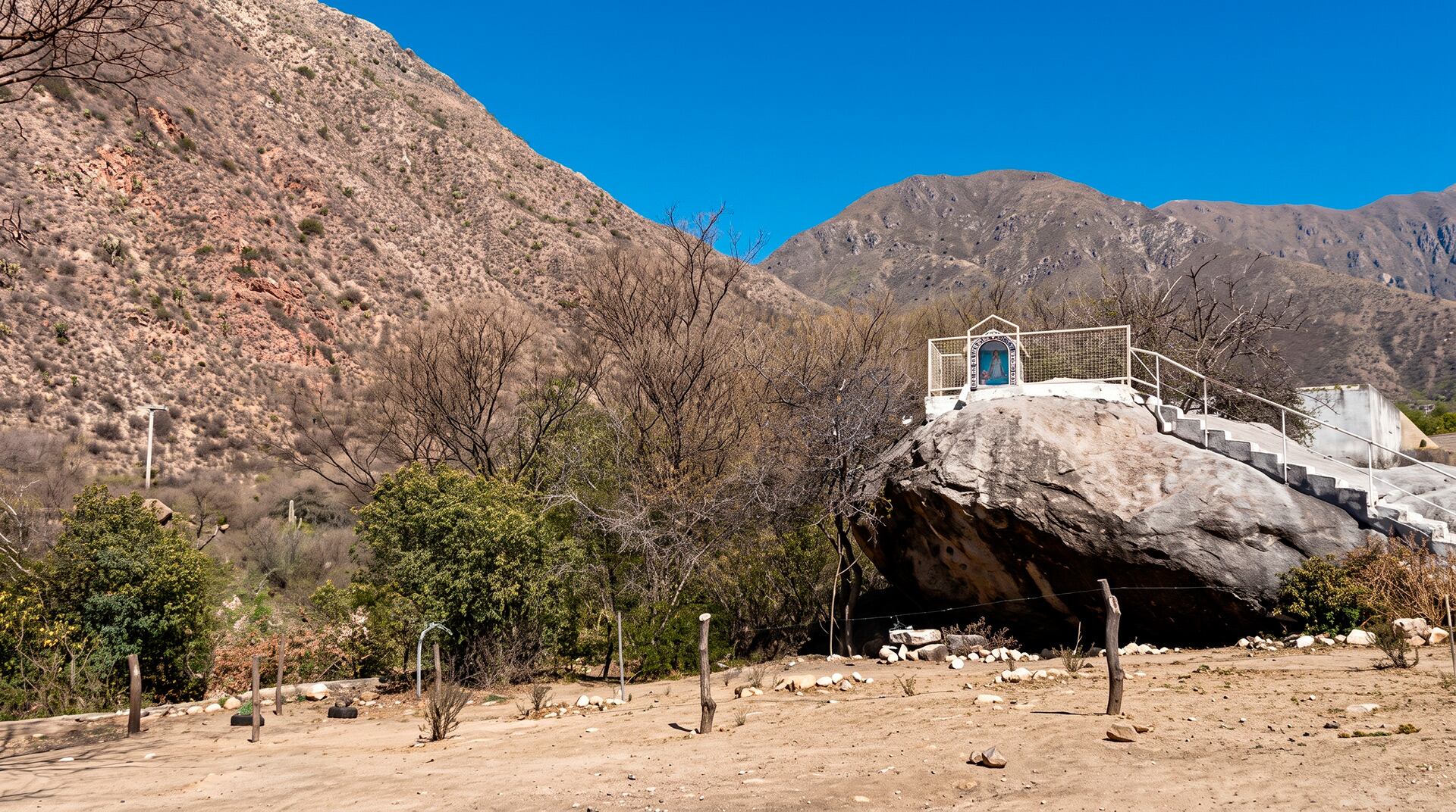La imagen de Ceferino Namuncurá, el “santito popular” de Anillaco, fue trasladada más cerca del pueblo, dejando su lugar original sobre una roca gigantesca a una gruta de la Virgen del Valle