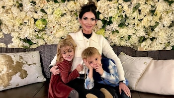 Madre y sus gemelos de