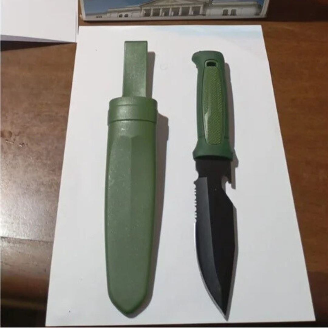 El cuchillo que le secuestraron a la mujer (NA)