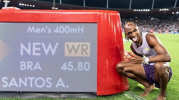 El brasileño Alison dos Santos hizo historia en el atletismo: rompió el récord mundial de 400m con vallas en la Diamond League