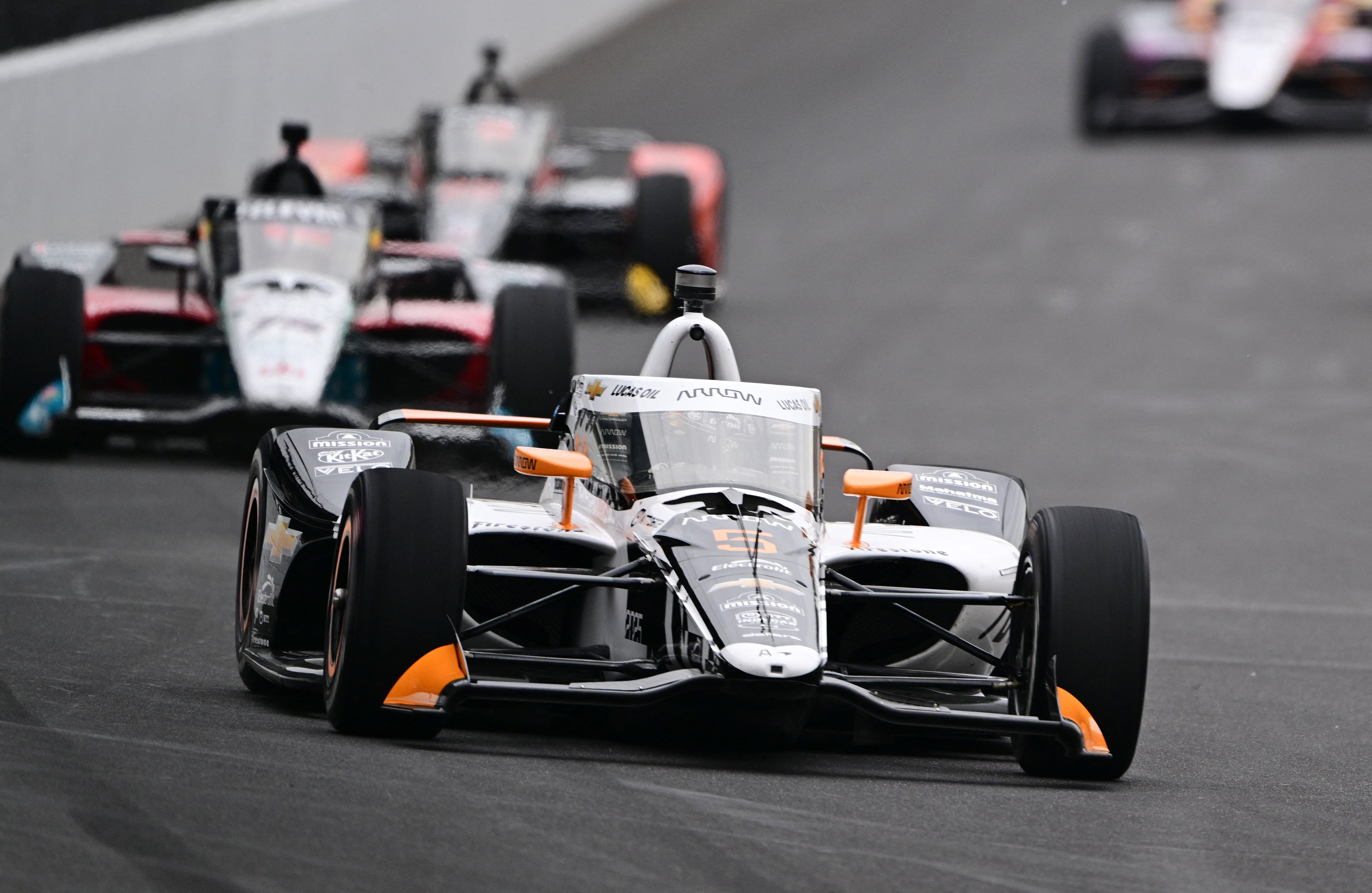 O’Ward se mantuvo firme ante los ataques de Veekay y Simpson (Marc Lebryk-Imagn Images)