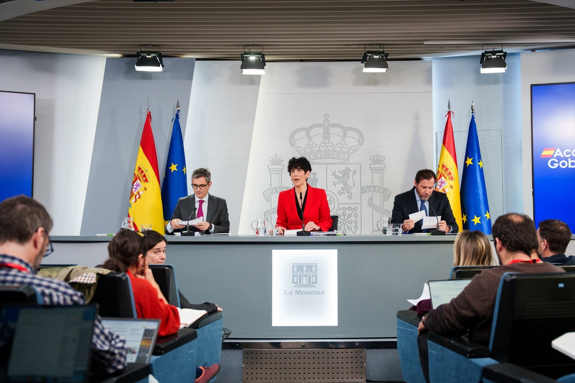 La ministra de Migraciones, Elma Saiz, el ministro de Justicia, Félix Bolaños, y el ministro de Transportes, Óscar Puente, en la rueda de prensa posterior al Consejo de Ministros. (Matias Chiofalo / Europa Press)