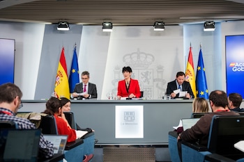 La ministra de Migraciones, Elma Saiz, el ministro de Justicia, Félix Bolaños, y el ministro de Transportes, Óscar Puente. (Matias Chiofalo / Europa Press)