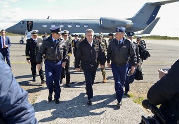 El ministro de Defensa de Chile, Alberto Espina llegando a la base militar de Chabunco en Punta Arenas (Chilean Defense Ministry / AFP)