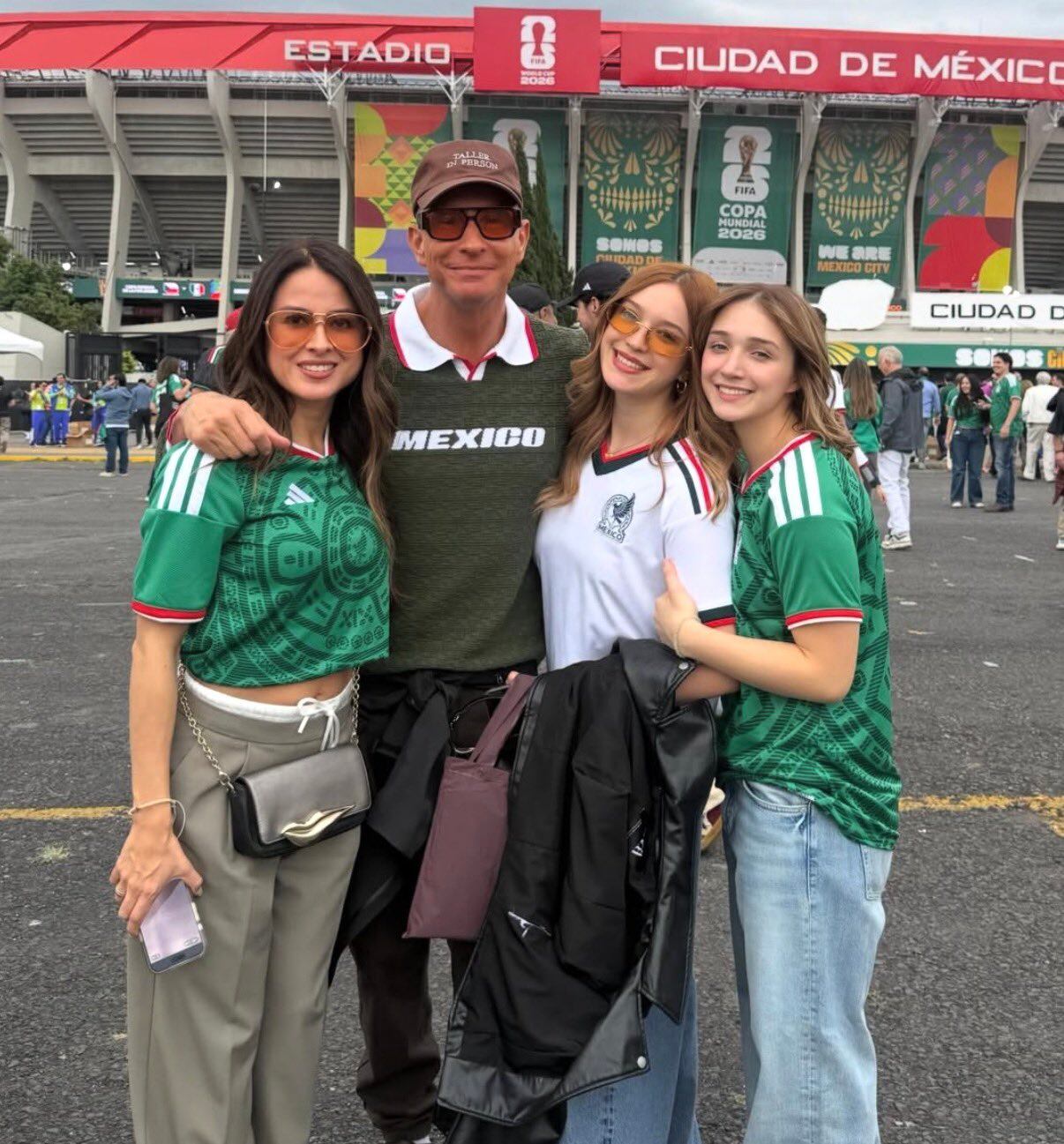 Asistieron al partido de la Selección Mexicana acompañados por sus respectivas parejas y sus hijas, Mía y Nina Rubín, en una convivencia familiar que llamó la atención de sus seguidores