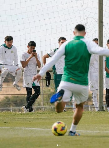 Portando el dorsal 10, James