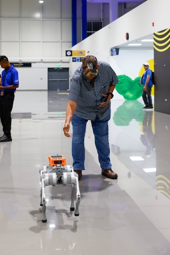La incorporación del robot canino buscó reforzar los controles en el aeropuerto sin afectar la fluidez del tránsito de viajeros. (Cortesía: Comisión Ejecutiva Portuaria Autónoma)