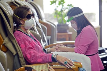 Así trabajan las manicuras en