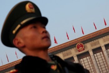 Un policía paramilitar monta guardia