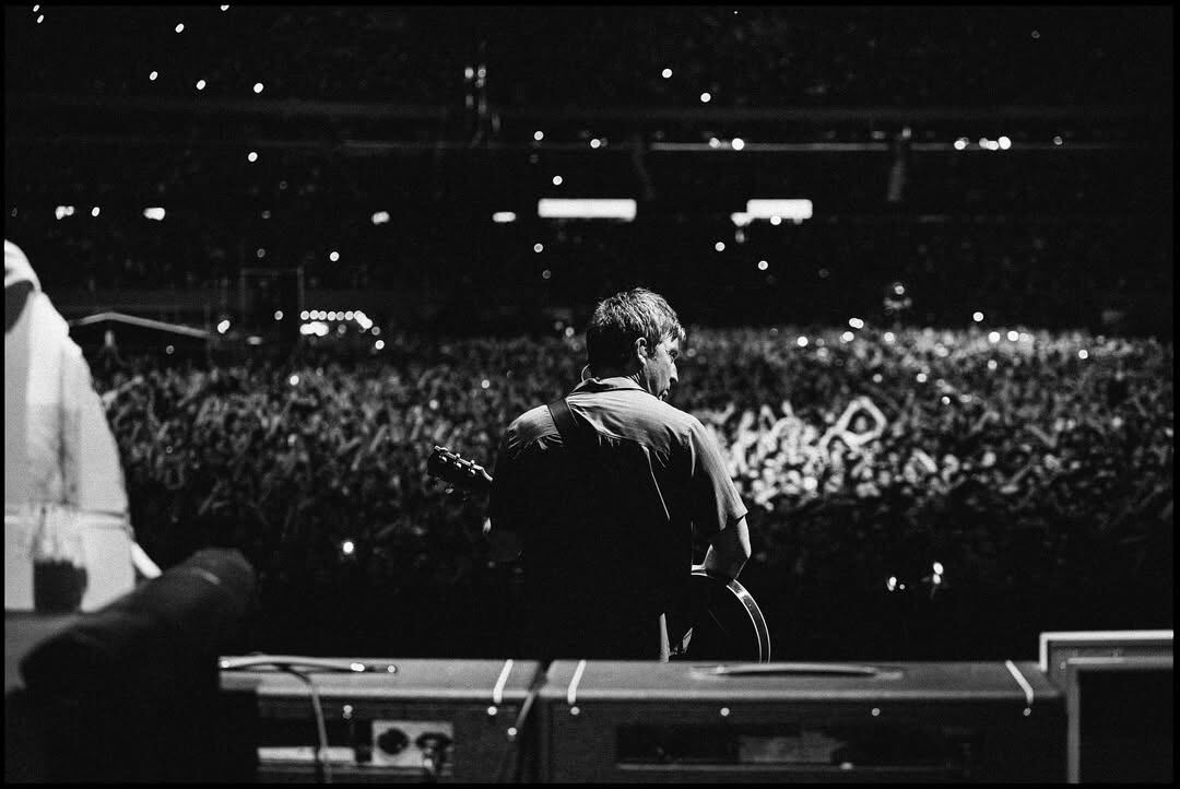 Noel Gallagher tomó el micrófono para interpretar sus clásicos en una de las secciones más íntimas del recital