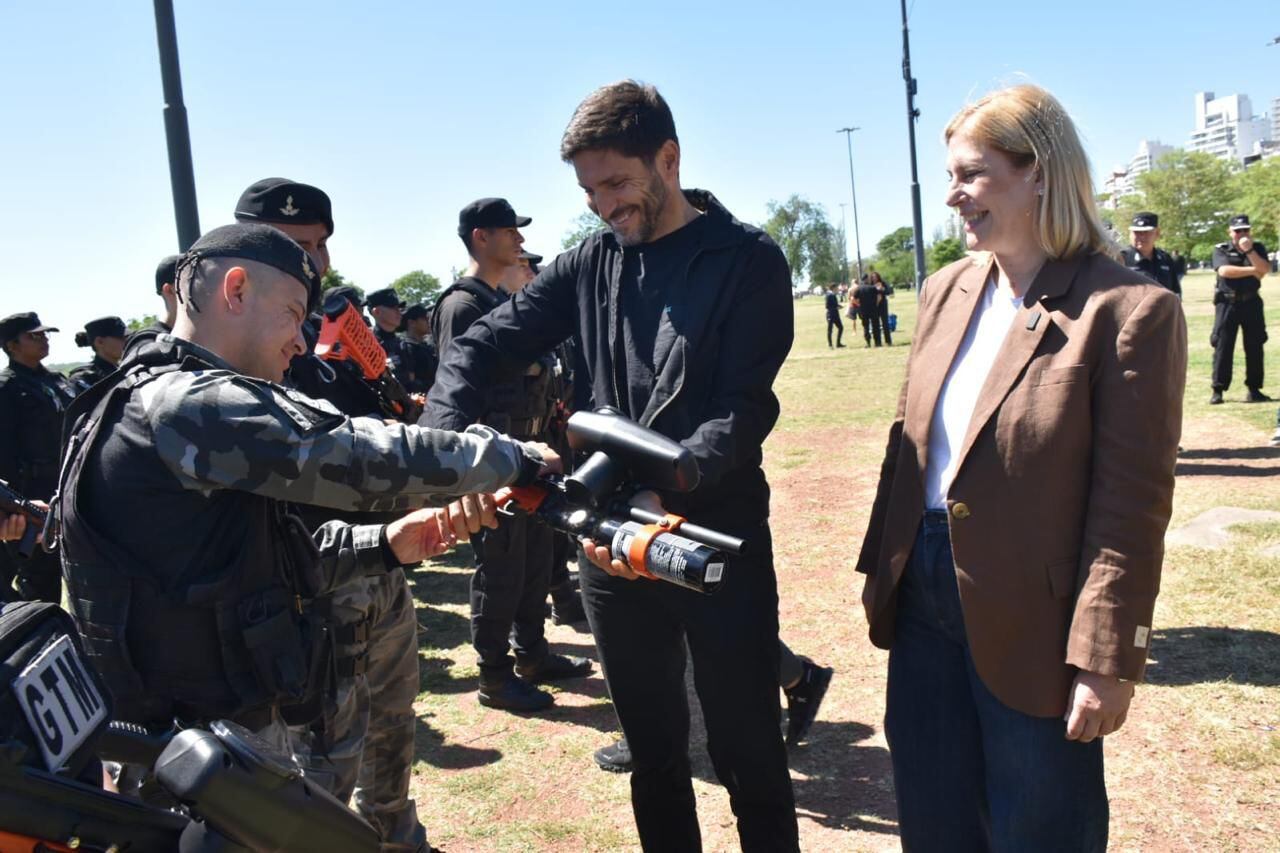 Las autoridades entregaron el armamento en un acto público