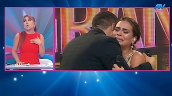 Pantalla dividida: Magaly Medina en un set, con ropa roja, gesticulando. A la derecha, Ethel Pozo llora abrazada por un hombre en un escenario con luces.