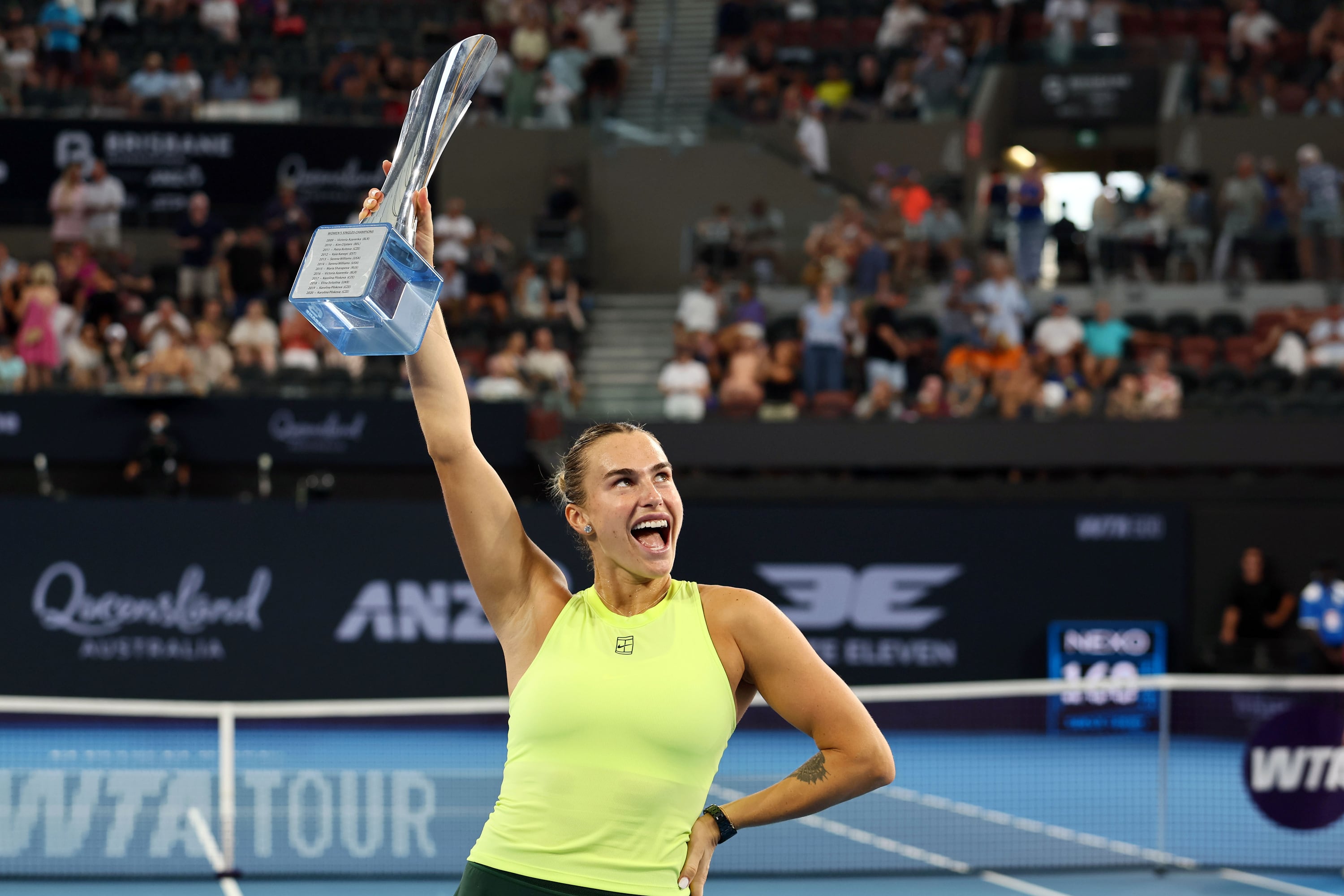 La bielorussa Aryna Sabalenka posa con el trofeo tras vencer en la final de Brisbane a la ucraniana Marta Kostyuk el domingo 11 de enero del 2026. (AP Foto/Tertius Pickard)