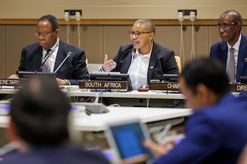 La representante permanente de Sudáfica Mathu Joyini (C) habla su caso por genocidio contra Israel ante la Organización de las Naciones Unidas en New York. EFE/EPA/SARAH YENESEL