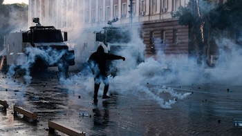 Los manifestantes incendian la sede del Supremo en el quinto día de disturbios en Albania