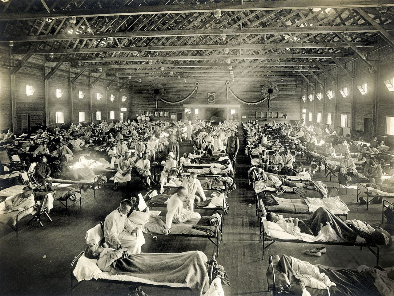 Hospital improvisado en Estados Unidos durante la pandemia de gripe española, en 1918. Las salas, repletas de camas y personal médico, reflejan la magnitud de la emergencia sanitaria y el colapso de los sistemas de salud
