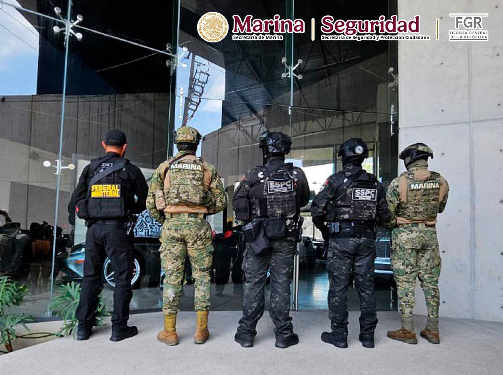 Confiscan 39 autos de lujo en una agencia de Puebla tras cateos por la detención de