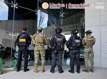 Confiscan 39 autos de lujo en una agencia de Puebla tras cateos por la detención de "El Amarillo", líder criminal vinculado a "Los Rusos". Marina