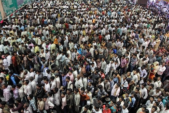 Una multitud de indios se agolpa en las taquillas de una estación de tren en Ahmadabad, India, el 23 de octubre de 2011. (Foto AP/Ajit Solanki, archivo)