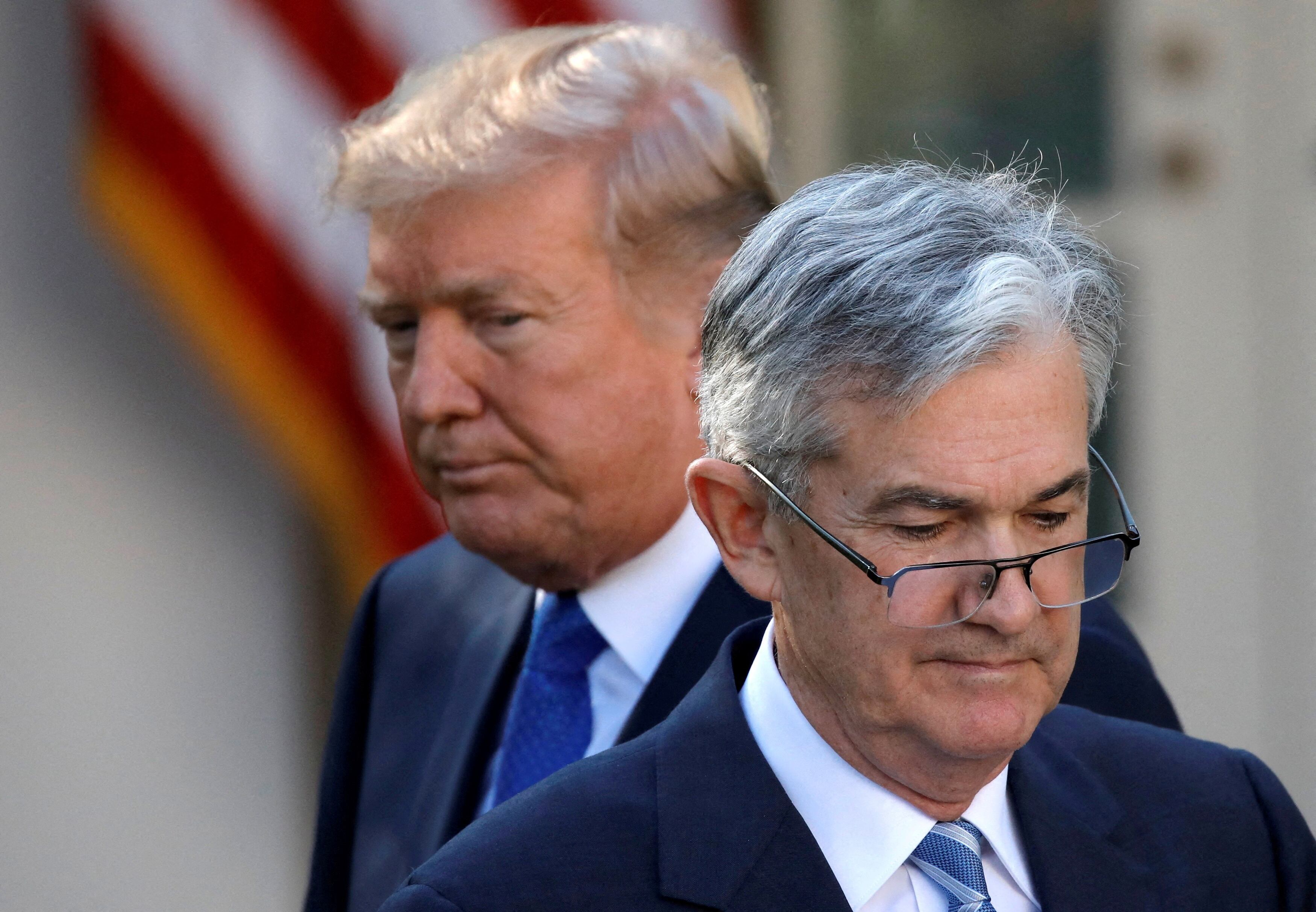 El presidente de Estados Unidos, Donald Trump, mira mientras Jerome Powell, su nominado para dirigir la Reserva Federal de Estados Unidos se dirige al podio en la Casa Blanca en Washington, Estados Unidos, 2 de noviembre de 2017. REUTERS/Carlos Barria