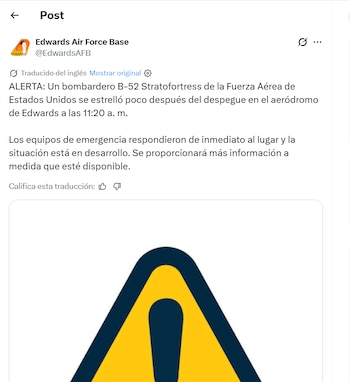 Captura de tuit de la Base Aérea Edwards informando un accidente de B-52, con un icono de advertencia amarillo y negro debajo del texto