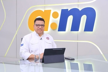 El director de Protección Civil, Luis Alonso Amaya, durante su participación en la entrevista AM de Canal Diez, donde detalló la misión salvadoreña en Venezuela (Cortesía Entrevista AM).